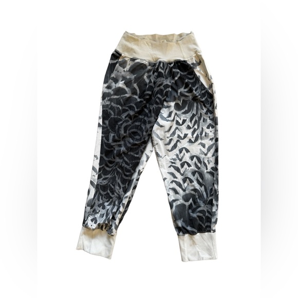 Lululemon• Dance to yoga pants • size 4 - Picture 4 of 9